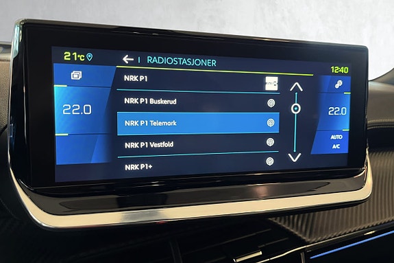 Brukervennlig berøringsskjerm med Apple CarPlay og Android Auto.