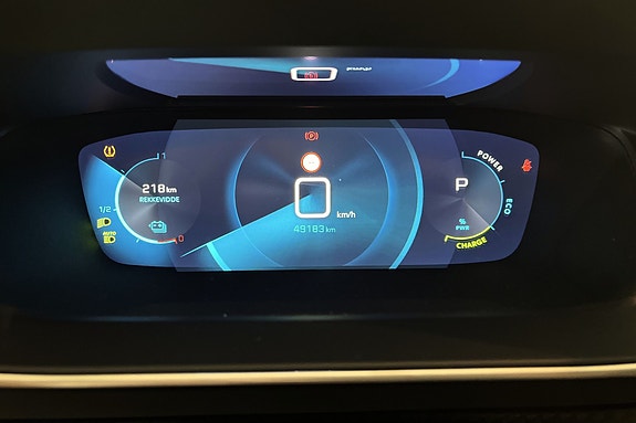 Digitalt instrumentpanel med rekkeviddeindikator og varslingssystemer.