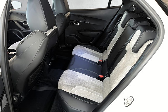 Komfortable bakseter med Isofix for sikker montering av barnesete.