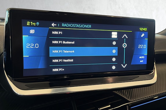 Brukervennlig berøringsskjerm med Apple CarPlay og Android Auto.