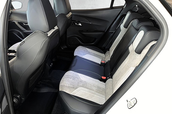 Komfortable bakseter med Isofix for sikker montering av barnesete.