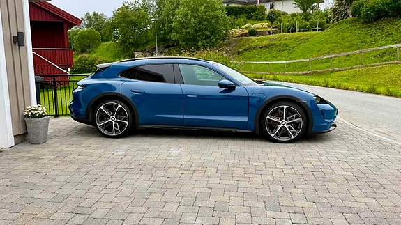 Porsche Taycan 9 of 30