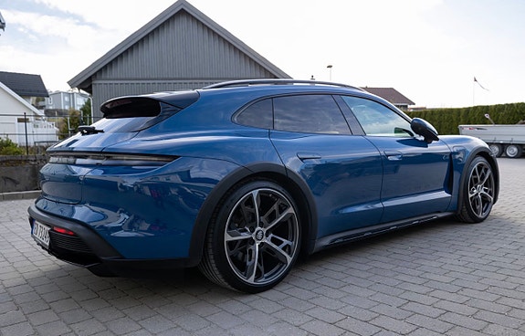 Porsche Taycan 27 of 30