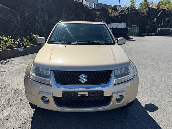 Suzuki Grand Vitara 2 of 5
