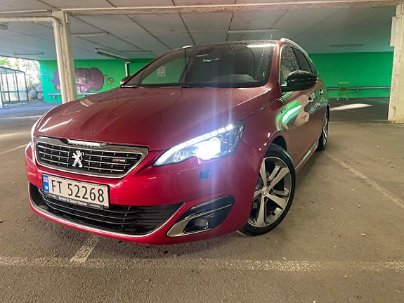 Peugeot 308 SW 2 of 5