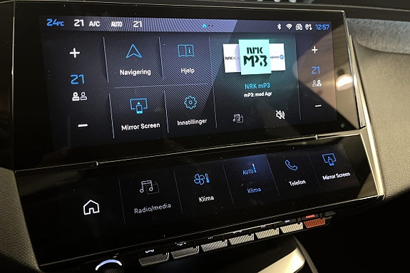 Touchskjerm med Apple CarPlay og Android Auto integrasjon.