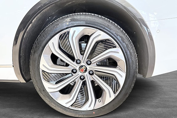 Detalj av 22” aluminiumsfelg med elegant fler-eikers design.