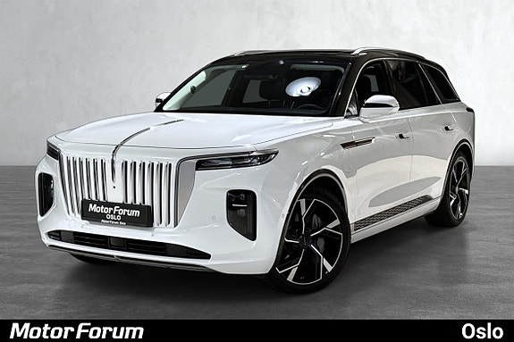 Elegant hvit SUV med sporty svarte detaljer og unikt grilldesign.