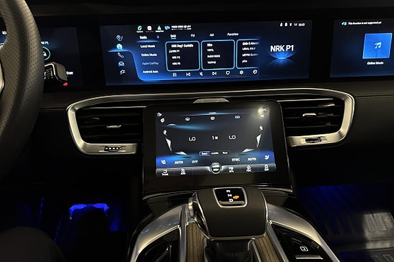 digitale skjermer med touchscreen. kan kobles opp mot apple carplay og android auto.