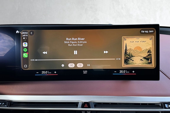 Lydanlegget fra HK er det virkelig god lyd og bra trøkk i. Her er det bare å finne frem godlåtene fra Spotify å skru opp volumet - garantert smilefaktor!