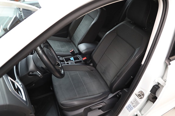 Volkswagen T-Roc 27 of 30