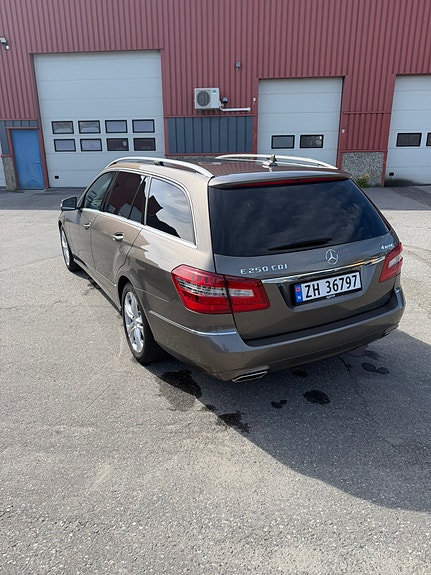 Mercedes-Benz E250 4 of 30