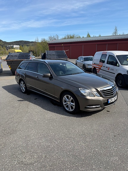 Mercedes-Benz E250 3 of 30