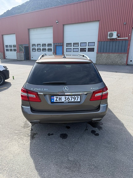 Mercedes-Benz E250 5 of 30