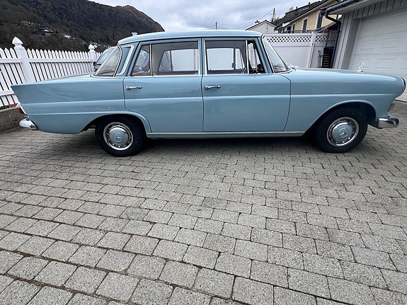 Mercedes-Benz 230 11 of 30