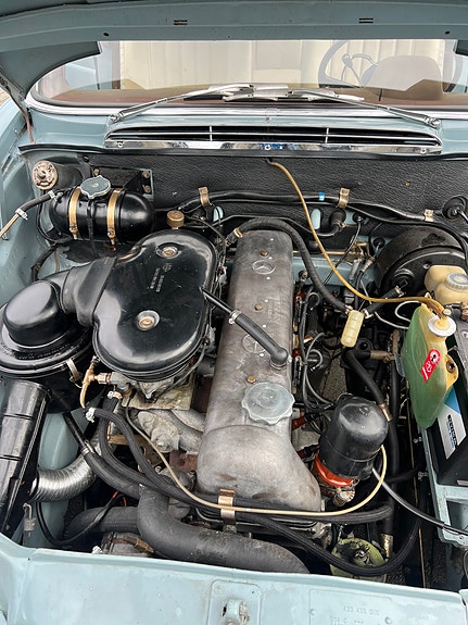 Mercedes-Benz 230 12 of 30