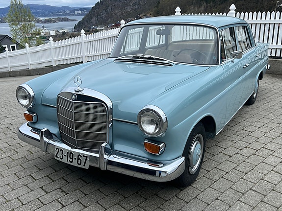 Mercedes-Benz 230 2 of 30