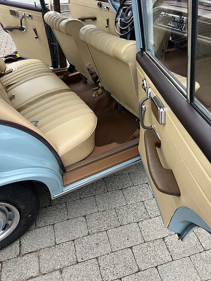 Mercedes-Benz 230 21 of 30