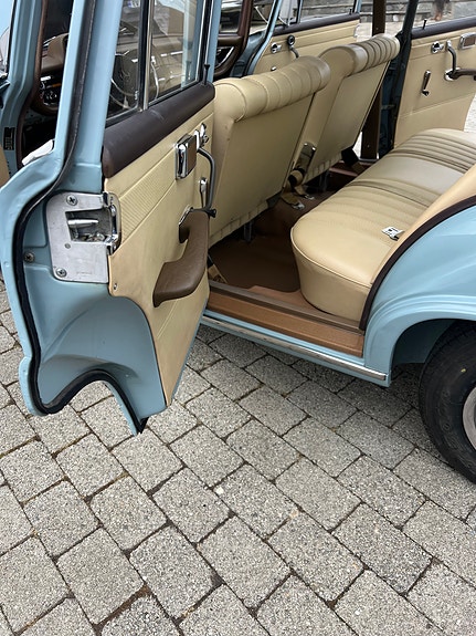 Mercedes-Benz 230 17 of 30