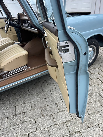 Mercedes-Benz 230 27 of 30