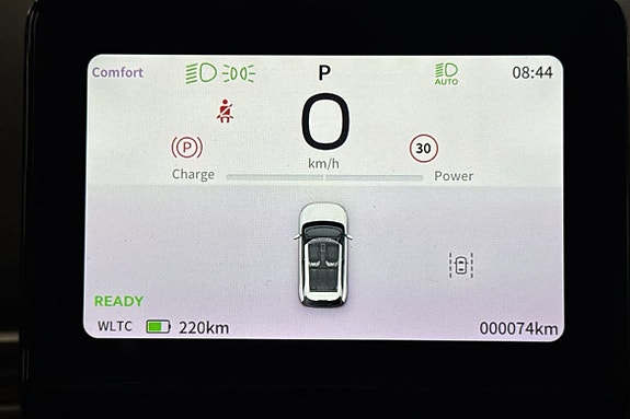 Digitalt display viser kjørestatus, rekkevidde og energibruk.