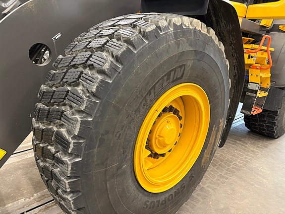 Volvo Michelin Snowplus däck med fälg till Volvo L70H /L90H