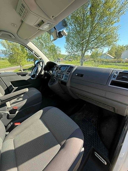 Volkswagen Caravelle 4 of 5
