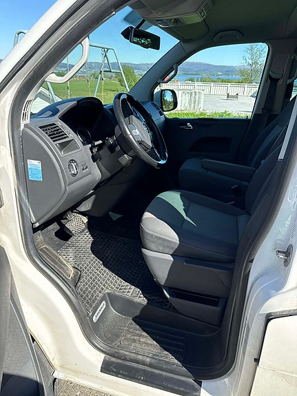 Volkswagen Caravelle 3 of 5