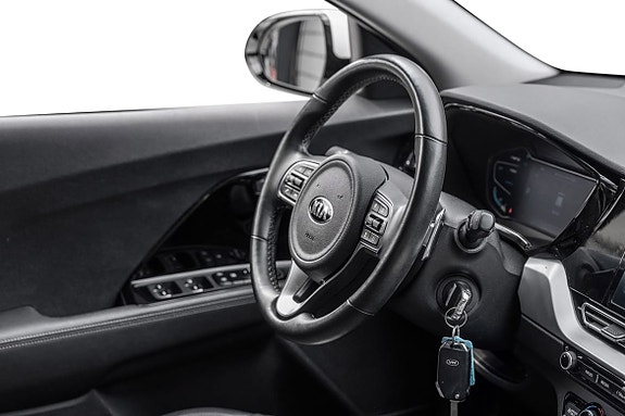 Oversiktlig instrumentpanel med startknapp og intuitiv infotainment.