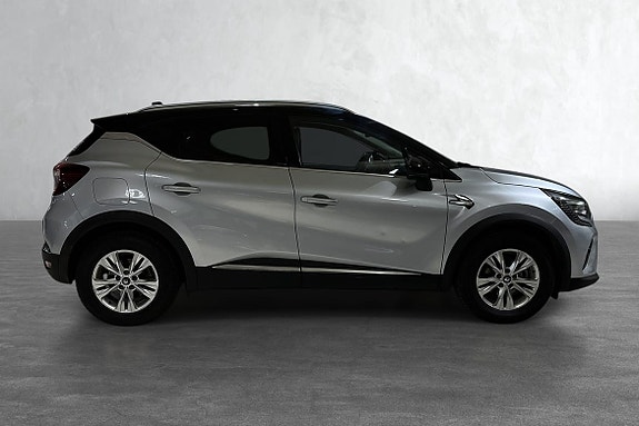 Sleek sideprofil med aerodynamiske linjer og aluminiumfelger.