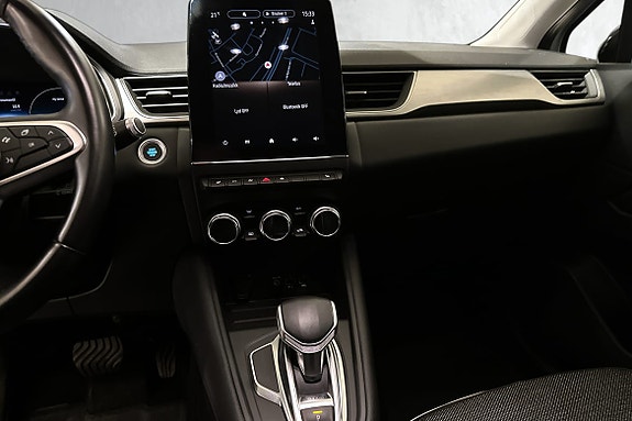 Kombinasjon av infotainment og presise klimakontroller for komfort.
