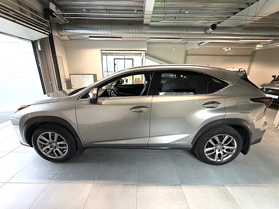 Lexus NX300h 3 of 5