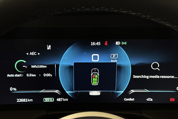 Oversiktlig førerdisplay viser batteristatus og avansert førerinformasjon.
