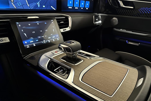 Brukervennlig infotainmentskjerm med adaptiv cruise control og assistenter.