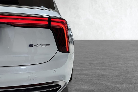 Tidløs baklysdesign med hybrid emblem og minimalistiske kromdetaljer.