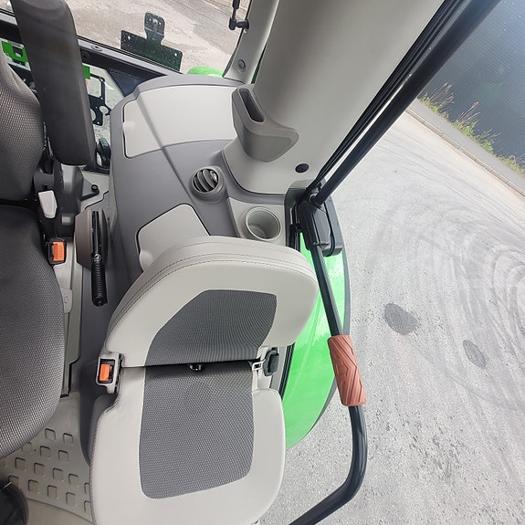 Deutz Fahr 6130.4 Agrotron RVShift 27 of 28