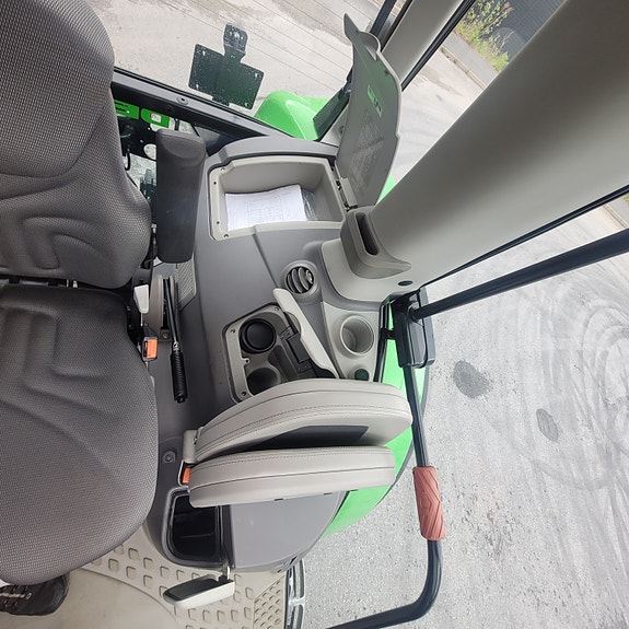 Deutz Fahr 6130.4 Agrotron RVShift 26 of 28