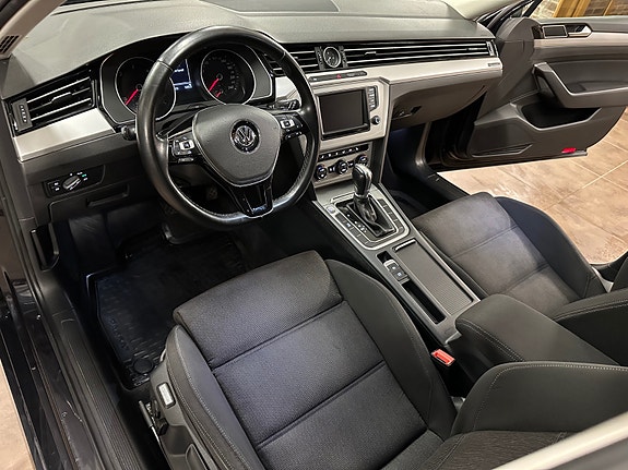 Volkswagen Passat 21 of 30