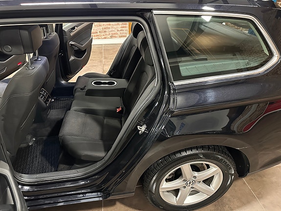 Volkswagen Passat 24 of 30