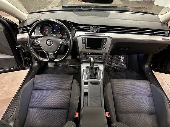 Volkswagen Passat 22 of 30