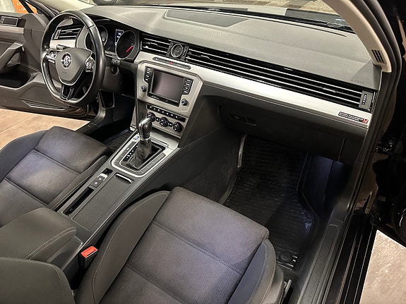 Volkswagen Passat 28 of 30
