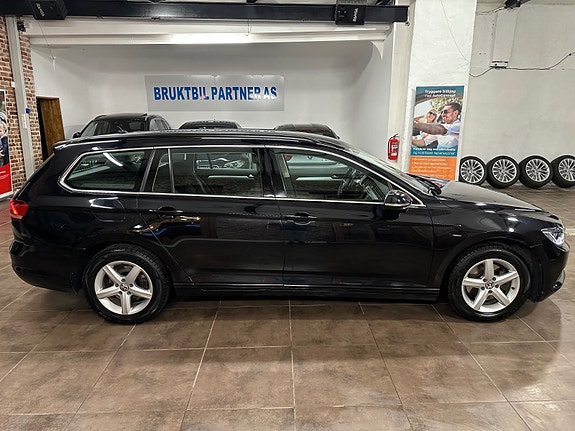Volkswagen Passat 16 of 30