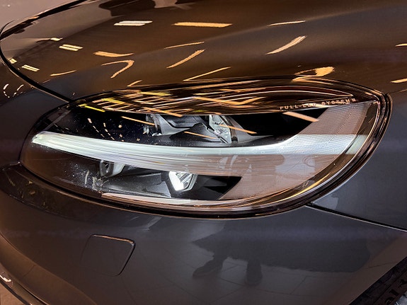 Volvo V40 2 of 5