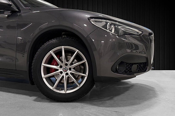 Alfa Romeo Stelvio 2 of 30