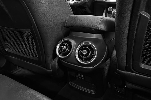 Alfa Romeo Stelvio 24 of 30