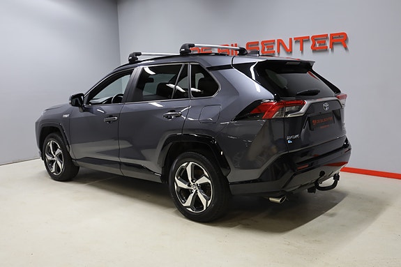 Toyota RAV4 4 of 12