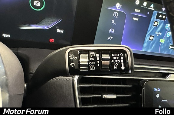 Presise betjeningselementer for klima og infotainment i førerfokus.