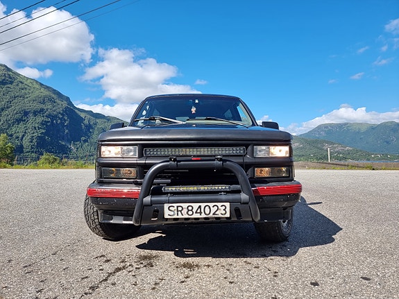 Chevrolet Tahoe 2 of 5