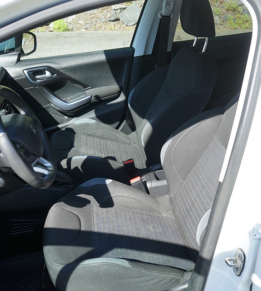 Peugeot 208 24 of 30