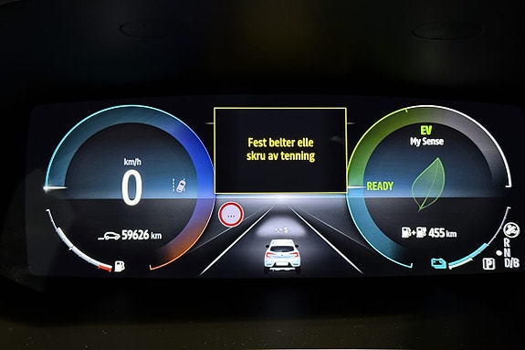 Oversiktlig digital hastighetsmåler med energiinformasjon og navigasjon.
